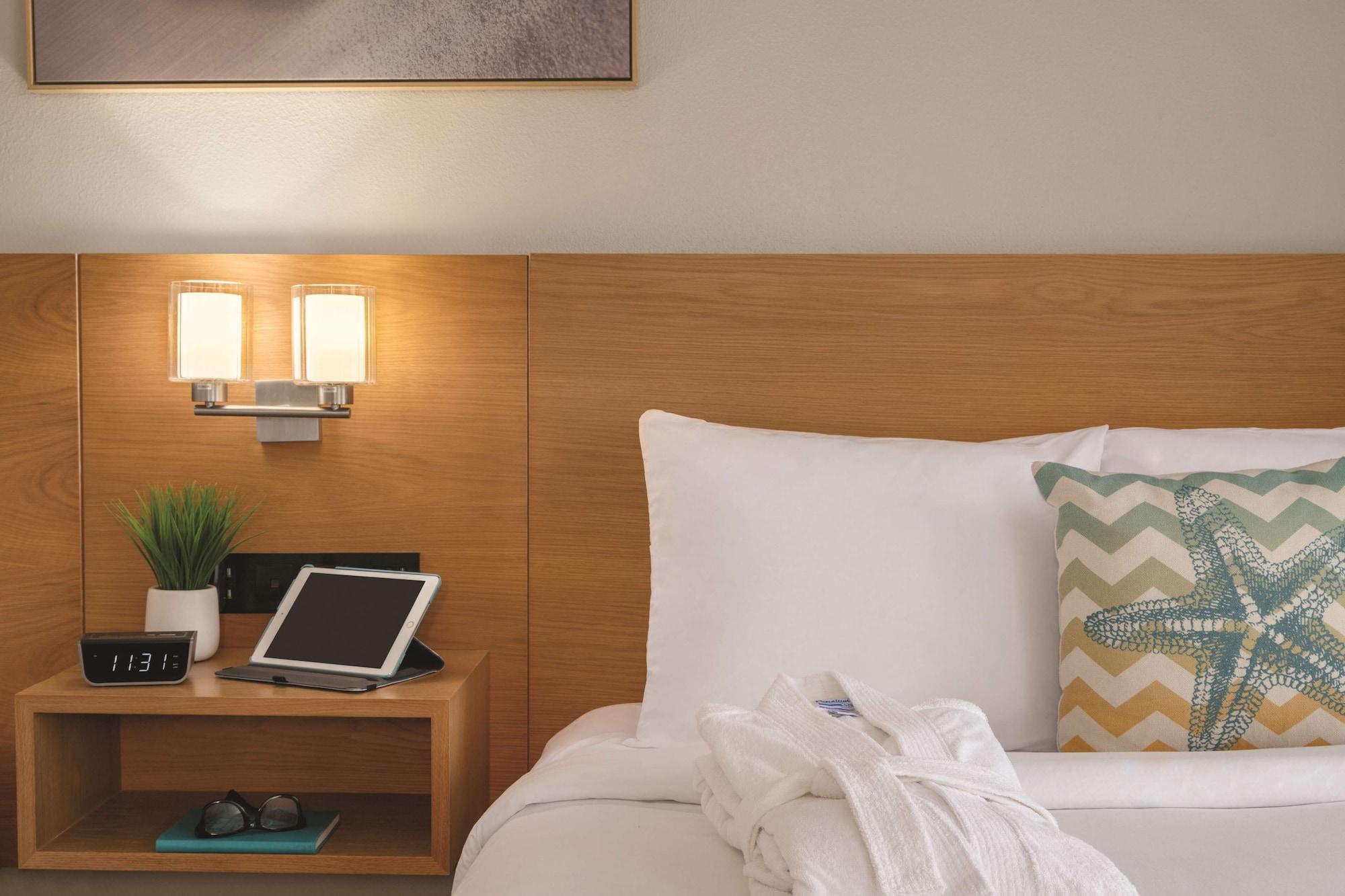 Radisson Beachfront Hotel - Panama City Beach Bagian luar foto